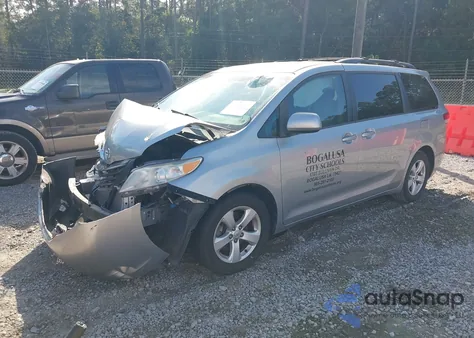2014 Toyota Sienna Le V6 8 Passenger z USA, uszkodzony, nr VIN 5TDKK3DC4ES465622
